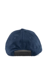 Navyblaue Wildleder-Snapback-Cap von hinten betrachtet, die verstellbare schwarze Kunststoffschnalle mit mehreren Löchern zeigt.