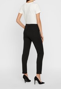 Vero Moda Kalhoty - black