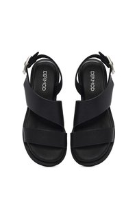Zwarte sandalen met brede leren banden, structuurafwerking en een gesp bij de achteren enkel. Beschikt over een platte zool en een gewatteerde binnenzool.