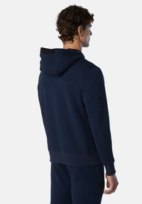 Sudadera azul marino con un acabado texturizado, que presenta una capucha con cordón, puños y dobladillo de canalé. La vista trasera muestra detalles de costura.