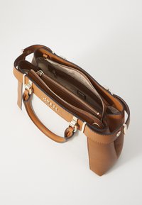 Borsa a mano in pelle marrone con pannello in tessuto chiaro, presenta accessori in oro, scomparti con doppia cerniera e una forma strutturata.