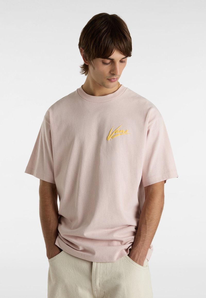 Helles rosa T-Shirt mit kurzen Ärmeln aus Baumwolle, mit einem gelben gestickten Logo auf der Brust und einem lässigen Schnitt.