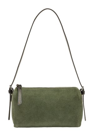 Mała prostokątna torebka na ramię z oliwkowego zamszu z cienkim regulowanym ciemnym skórzanym paskiem i zamknięciem na zamek.