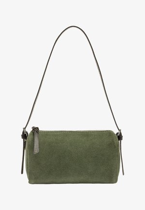 Mała prostokątna torebka na ramię z oliwkowego zamszu z cienkim regulowanym ciemnym skórzanym paskiem i zamknięciem na zamek.