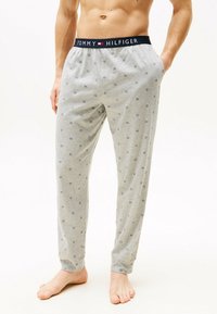 Pantalones de pijama de algodón gris con un pequeño patrón geométrico, cinturilla elástica que presenta el logo "TOMMY HILFIGER" en navy, corte recto.