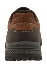 Braune und dunkelgraue Wanderschuhe mit einer strukturierten Sohlen, gepolstertem Kragen und kontrastierenden Nähten. Mit einem Logo an der Seite.