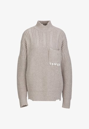 Beiger grob gestrickter Pullover mit hohem Rippenkragen, langen Ärmeln, Fronttasche und dezentem weißen Stickdetail in der Nähe der Tasche.