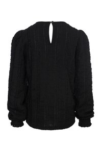 Zwarte blouse van textuurstof, met lange puffmouwen en een keyhole detail aan de achterkant. Heeft een gerimpelde zoom en elastische manchetten.