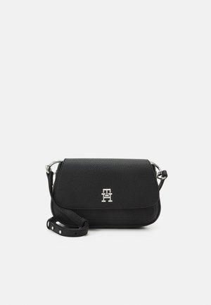 Borsa a tracolla in pelle nera con superficie testurizzata, hardware in argento e logo. Presenta una chiusura a patta e una tracolla regolabile.