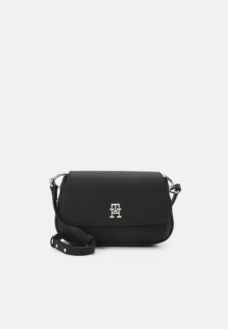 Borsa a tracolla in pelle nera con superficie testurizzata, hardware in argento e logo. Presenta una chiusura a patta e una tracolla regolabile.