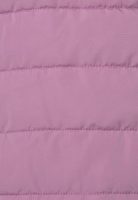 Helle rosa gesteppte Stoff mit horizontalen genähten Abschnitten, glatte Textur und leichter Glanz, geeignet für Oberbekleidung oder Bettzeug.