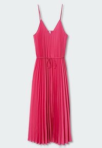 Robe plissée rose à bretelles spaghetti, décolleté en V, lien ajustable à la taille, et jupe fluide arrivant à mi-mollet.