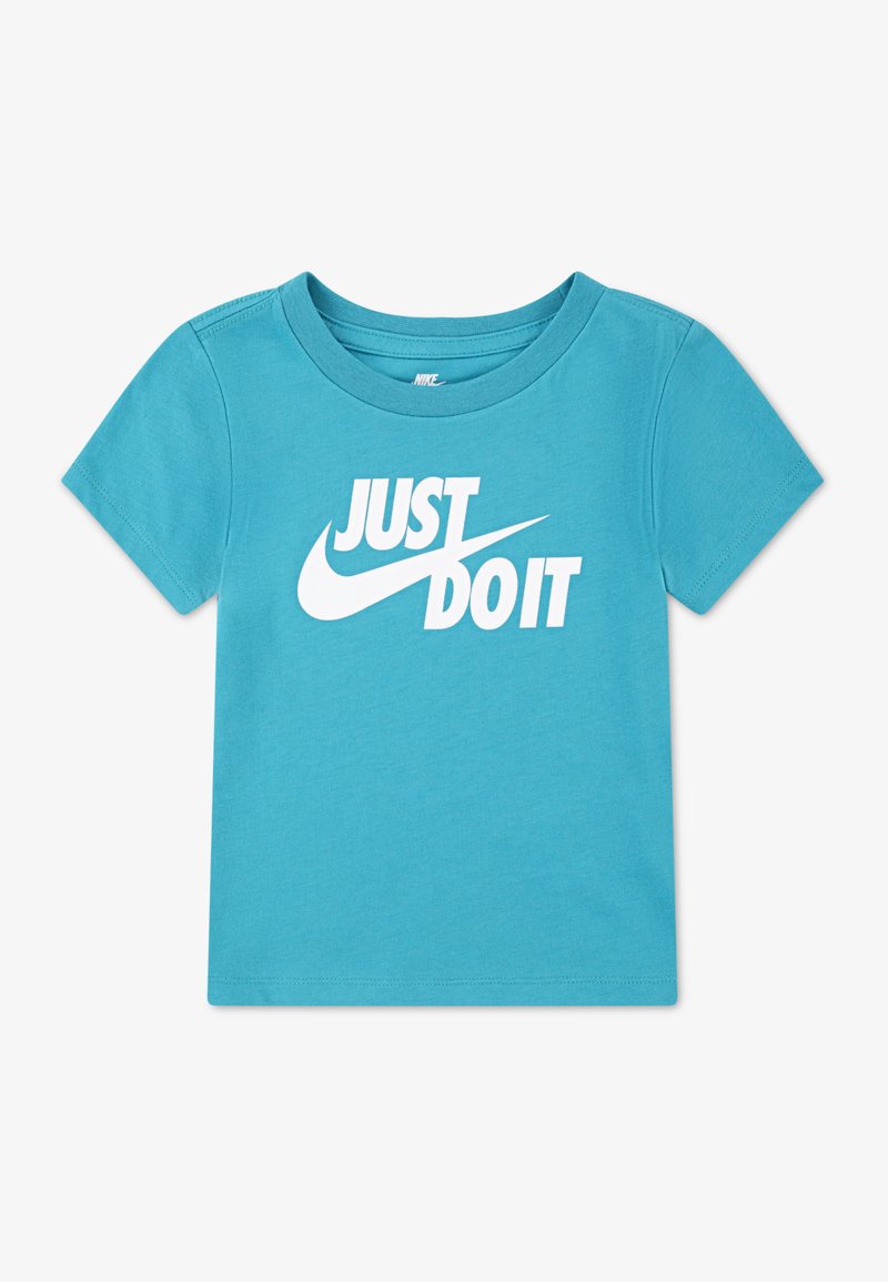 Lys blå kortermet t-skjorte laget av bomull, med en stor hvit "JUST DO IT" grafikk med Nike swoosh-emblemet.