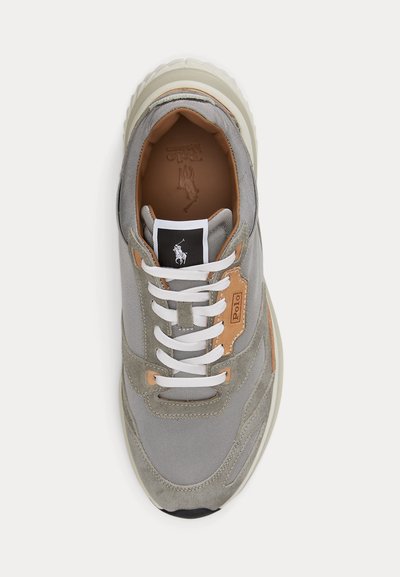 Baskets Polo gris et beige avec lacets blancs, semelle texturée, et logo Polo sur la languette et l'étiquette sur le côté, vues de dessus.