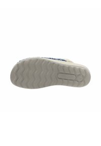 Sandal in un colore chiaro con una suola beige testurizzata, caratterizzata da una tomaia con un motivo in tonalità blu e un design di battistrada ondulato.
