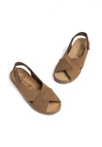 Sandali in suede marrone con cinturini incrociati, punta aperta e fascetta sul tallone. Soletta testurizzata con stampa del logo, suola in gomma leggera.