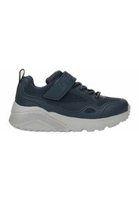 Scarpa da atletica navy con tomaia in rete, punta arrotondata e suola in gomma bianca. Presenta una cintura regolabile e una chiusura con lacci per una vestibilità sicura.