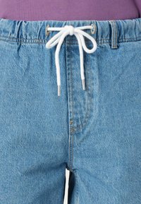 Svetlo modri denim kratki hlače z nabranim pasom, opremljene z belo vrvico za zategovanje in srebrnimi konicami, ki prikazujejo vidne šive in teksturne podrobnosti.