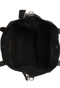 Černá plátěná taška s prostorným interiérem, hnědými koženými akcenty a kovovými detaily. Disponuje zapínáním na knoflík a nastavitelným popruhem.