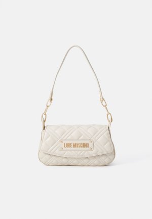 Petit sac à main blanc matelassé avec des maillons de chaîne dorés sur la bandoulière et une plaque logo dorée "Love Moschino" sur le rabat avant.