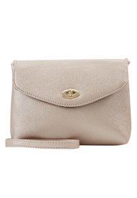 Borsa a pochette in pelle beige con finitura texturizzata, chiusura a patta e accessori metallici in tonalità oro. Include una tracolla staccabile.