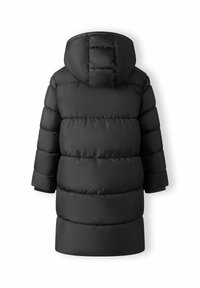 Doudoune noire avec capuche, présentant des sections matelassées horizontales, des manches longues et un ourlet droit. Le matériau semble lisse et brillant.