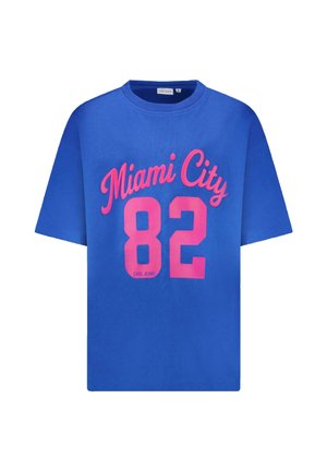 Blauw T-shirt met korte mouwen met roze tekst "Miami City" en groot roze nummer "82" aan de voorkant.