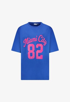 Blauw T-shirt met korte mouwen met roze tekst "Miami City" en groot roze nummer "82" aan de voorkant.