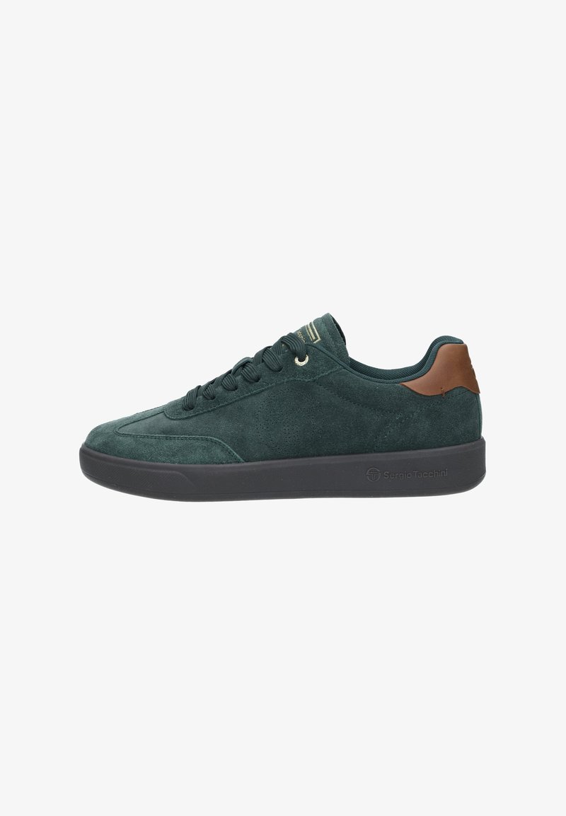 Zöld velúr sneaker fekete gumitalppal, kerek fűzőkkel, barna bőr díszítéssel a sarkán és perforált részletekkel.