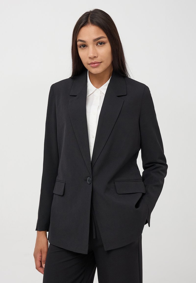 Blazer nero dal design sartoriale, con chiusura a un bottone, due tasche frontali e rever a scollo. Tessuto dalla consistenza liscia.