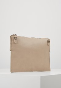 Beige Leder-Clutch mit glatter Textur, rechteckiger Form und Reißverschluss. Verfügt über zwei seitliche Schlaufen zum Befestigen von Riemen.