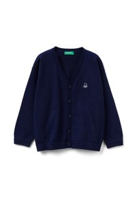 Tmavě modrý pletený cardigan s výstřihem do V, pěti knoflíky, dvěma předními kapsami, žebrovanými manžetami a lemem a malým vyšitým logem na hrudi.