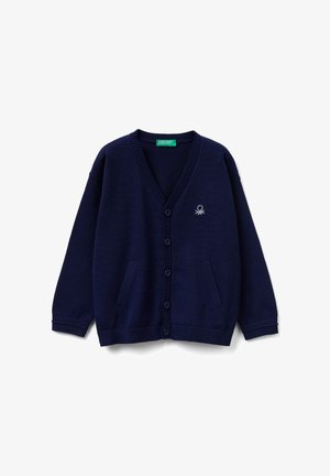 Marineblauwe gebreide cardigan met V-hals, vijf knopen, twee voorzakken, geribbelde manchetten en zoom, en een klein geborduurd logo op de borst.