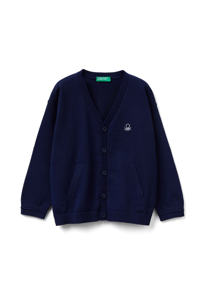 Tmavě modrý pletený cardigan s výstřihem do V, pěti knoflíky, dvěma předními kapsami, žebrovanými manžetami a lemem a malým vyšitým logem na hrudi.