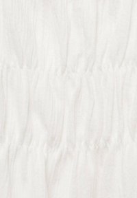 Tessuto bianco con una texture rugosa, caratterizzato da sezioni arricciate che creano onde sottili. Aspetto morbido, leggero e arioso.
