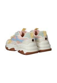 Kleurvolle sneaker met een mix van pastelkleuren: roze, blauw, geel en groen. Materiaal bestaat uit mesh en leer met een dikke zool.