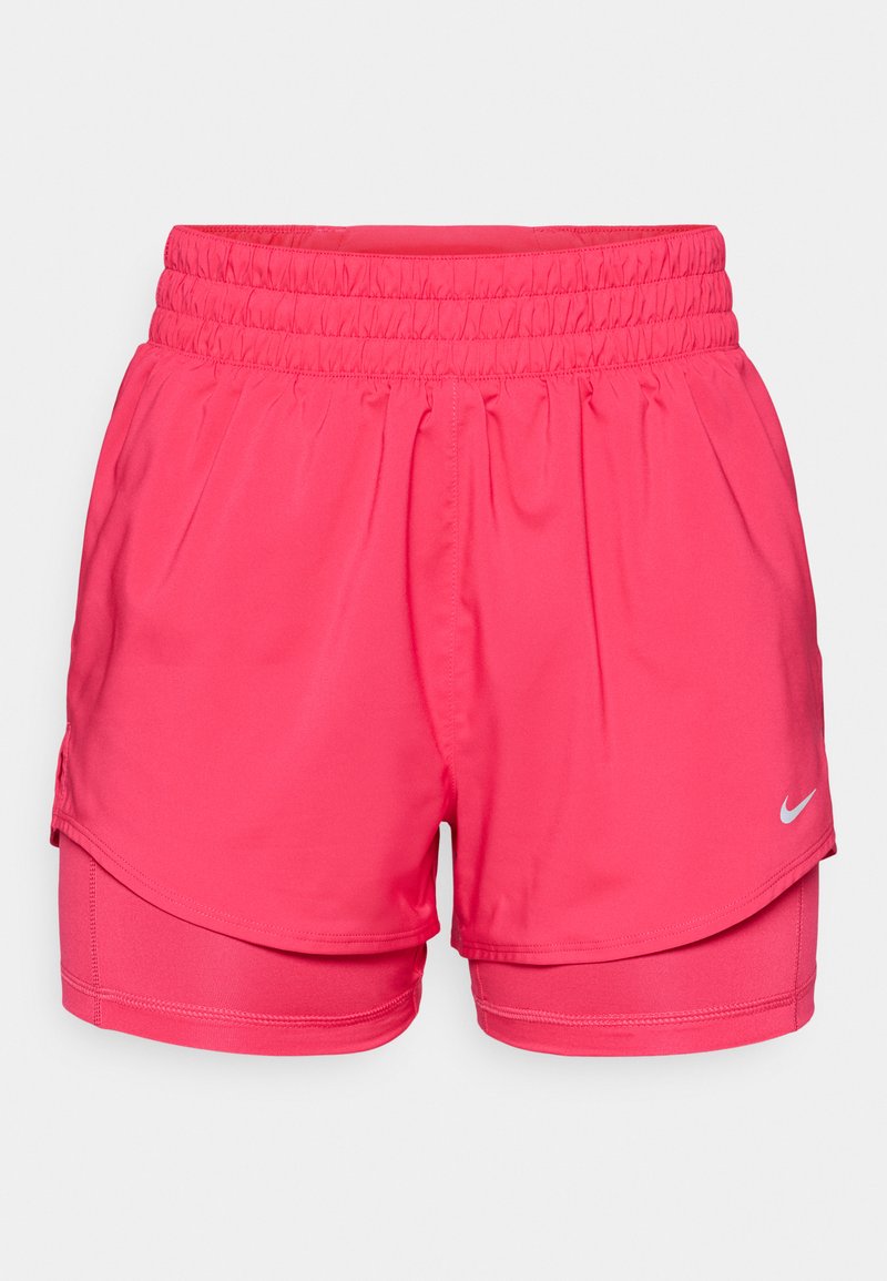 Rosa Sportshorts mit elastischem Bund und gestuftem Design. Die Materialien sind leicht und glatt, mit einem Nike-Logo-Akzent.