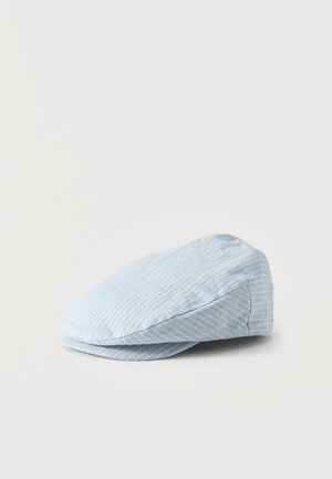 Casquette plate bleu clair à fines rayures blanches, en tissu doux, avec une visière courte, présentée sur un fond clair uni.