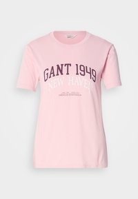 T-shirt in cotone rosa con la scritta "GANT 1949" e "NEW HAVEN" stampata in viola scuro e bianco, maniche corte e vestibilità classica.
