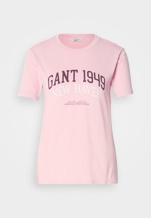 Camiseta de algodón rosa con la impresión de "GANT 1949" y "NEW HAVEN" en púrpura oscuro y blanco, con mangas cortas y un ajuste clásico.