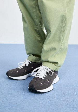 WS327 - Sneaker low - black cement