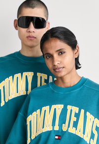 Tommy Jeans BOXY POP VARSITY CREW UNISEX - Sudadera - timeless teal