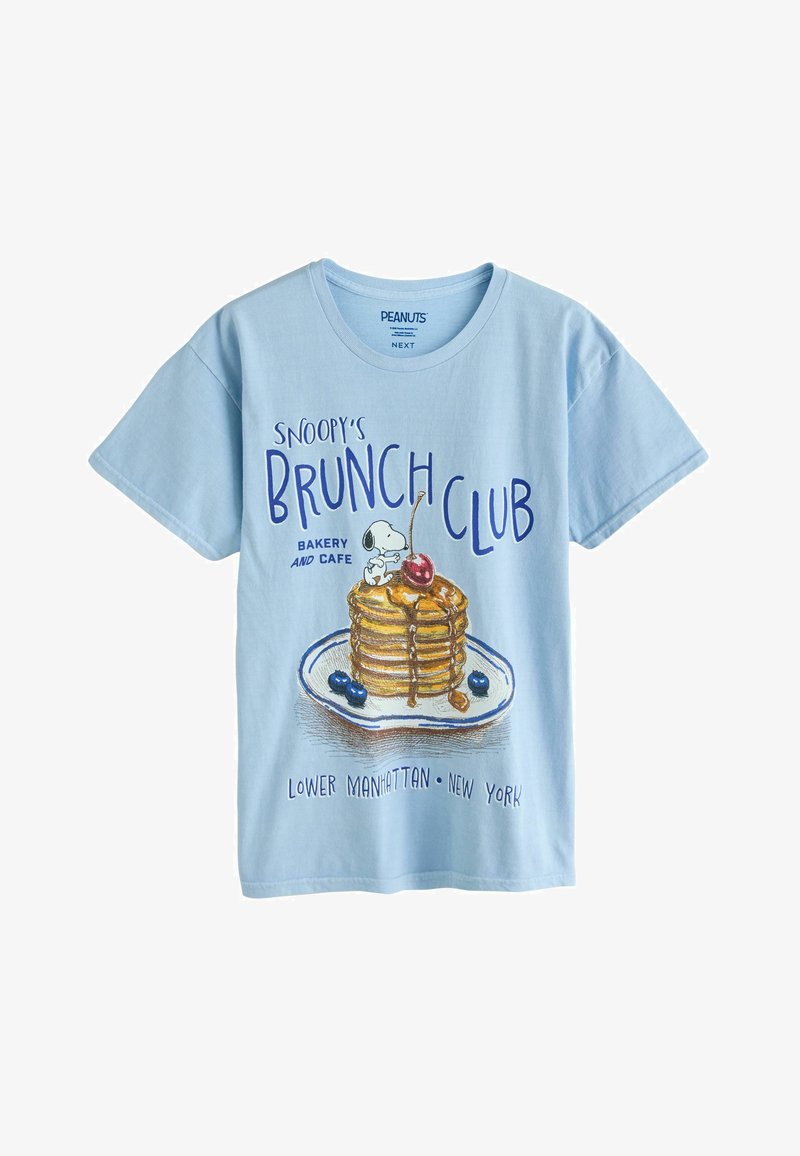 T-shirt bleu clair avec Snoopy assis sur une pile de pancakes garnie d'une cerise et de myrtilles sur une assiette, texte « Snoopy’s Brunch Club. »