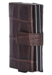 Portafoglio in finta pelle marrone con una texture a motivo coccodrillo, chiuso da una cinghia, che contiene più carte ed è dotato di bordi arrotondati.