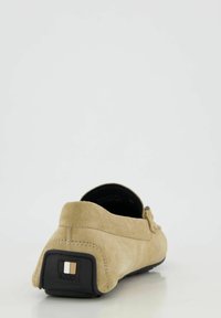 Beige Wildlederloafer mit abgerundetem Zeh und gestickten Details. Die schwarze Gummisohle hat ein rechteckiges Akzentlogo an der Ferse.