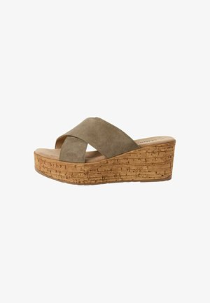 Sandalias de cuña de ante verde con diseño de tiras cruzadas, plataforma de corcho y suela texturada. Presenta una puntera redondeada y plantilla acolchada.