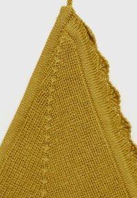 Horčicovo žltý pletený trojuholníkový šál s ribovanou textúrou, s volánovým okrajom po jednej strane. Dokončený s ušiakom na zavesenie.