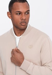 Ombre OM-JANP - Bomberjacke - beige