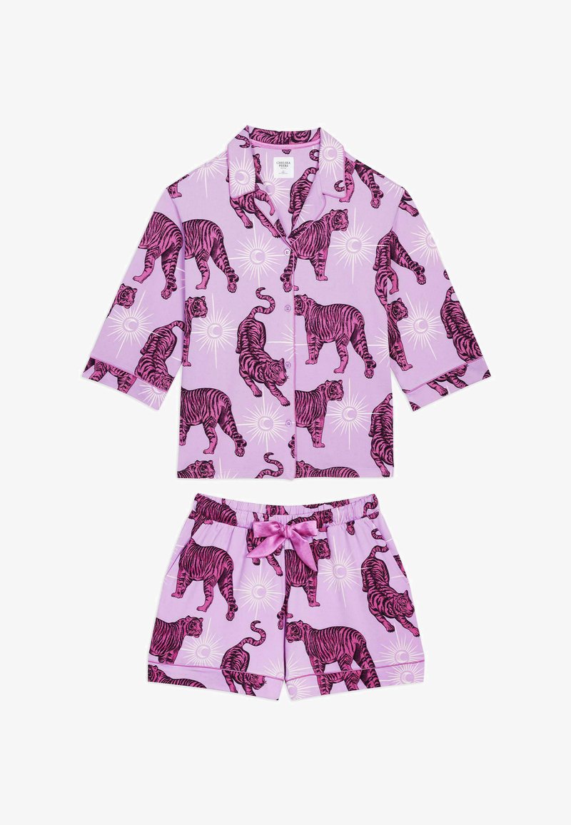 Lyhythelmainen laventelinvärinen yöpuku, jossa on voimakkaita vaaleanpunaisia tiikeri- ja tähtikuvioita. Shortseissa on joustava vyötärönauha, jossa on satiininen nauha.