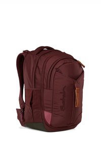 Zaino bordeaux con molteplici scomparti, spallacci imbottiti, un accento in cuoio e una parte inferiore di colore verde scuro. Tessuto resistente con cerniere.